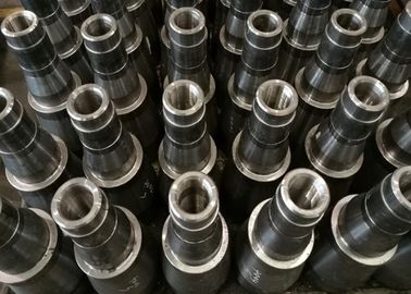 Forklift σιδήρου πετώντας μέρη φορτηγών που επεξεργάζονται τα μέρη με το μικρό επίδομα κατεργασίας στη μηχανή