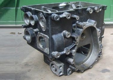 Forklift σιδήρου πετώντας μέρη φορτηγών που επεξεργάζονται τα μέρη με το μικρό επίδομα κατεργασίας στη μηχανή