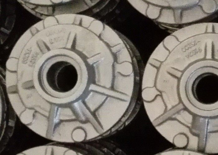 Η ρίψη σιδήρου για Forklift την οπίσθια πλήμνη φορτηγών τελειώνει με την ακριβή διάσταση